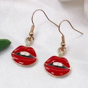 Red lips earrings